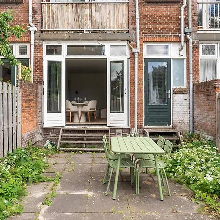 Lägenhet Urban Oasis With Garden In